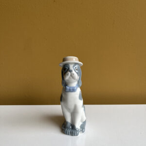 Hond met hoed Casades 01
